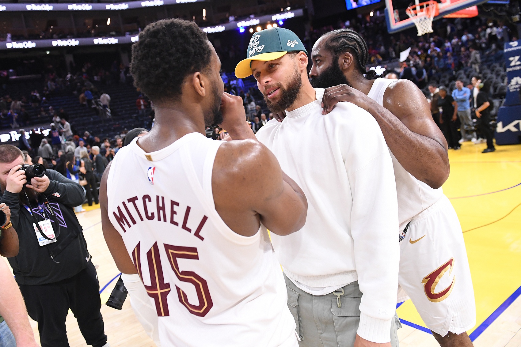 电竞阵容公布-张佳玮：库里本赛季只打一半但有7个3+1排联盟第三 哈登14个第一